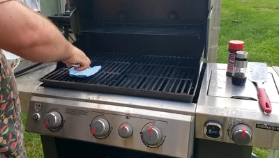 Lubricate the grates with oiled paper towels.
