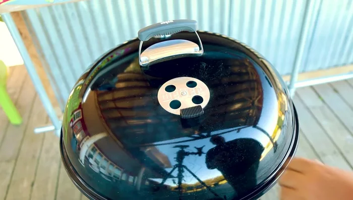 Close the lid, bottom vent to 1/4 open, top vent to 1/4 open.