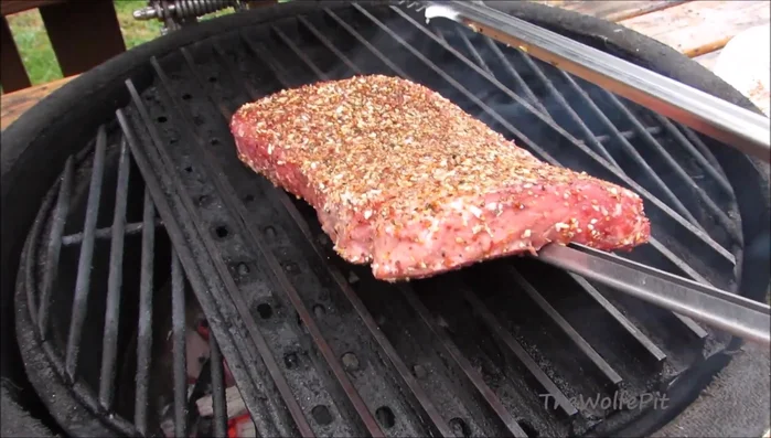 Place the steak on the preheated grill and close the lid. Grill for 2 minutes.