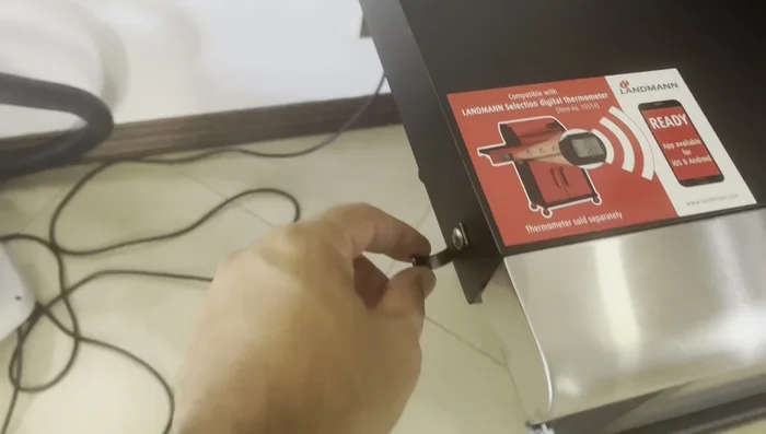 Attach the barbecue utensils (brushes, tongs etc.) to the hooks provided on the side shelves.