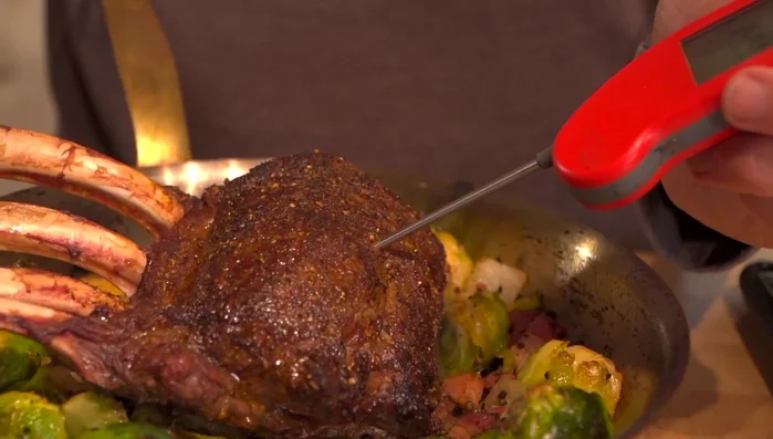 Let the elk rest for 5 minutes before slicing between the bones.