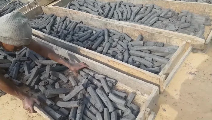 Dry the molded briquettes in the sun, turning them periodically (1507.72 seconds)