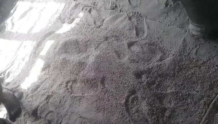 Prepare additional ingredients: sifted cassava dust, clay, and a second binder (354.919 seconds)
