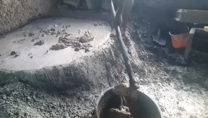 Mix the binder, sifted cassava dust, clay, and other ingredients (400 seconds)