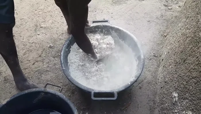 Add hot water to the cassava paste to thicken the binder (146.92 seconds)