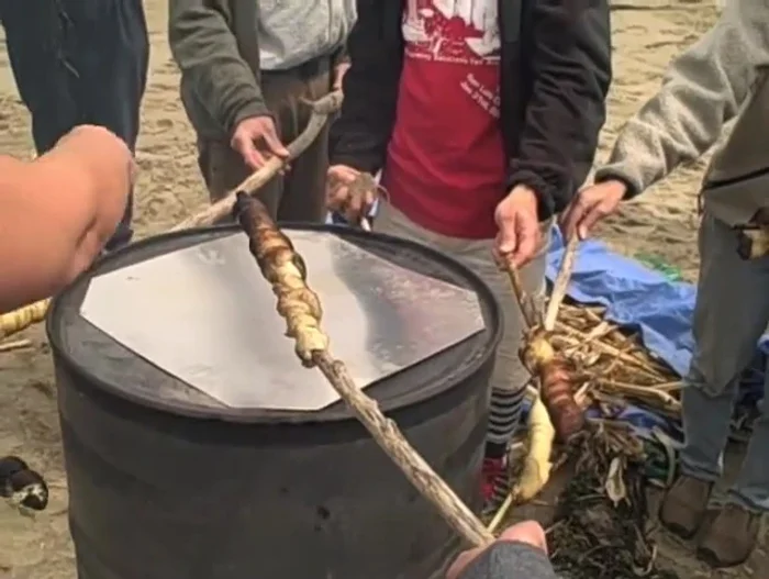 Seal the edges of the drum with sand to prevent oxygen from entering and complete the carbonization process.