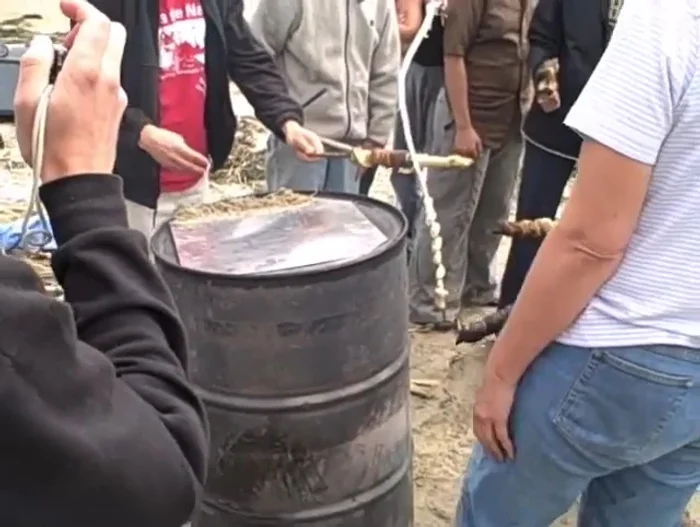 Seal the edges of the drum with sand to prevent oxygen from entering and complete the carbonization process.