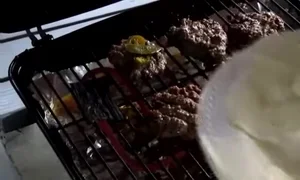 Effortless Electric BBQ: Delicious Burgers in Minutes!