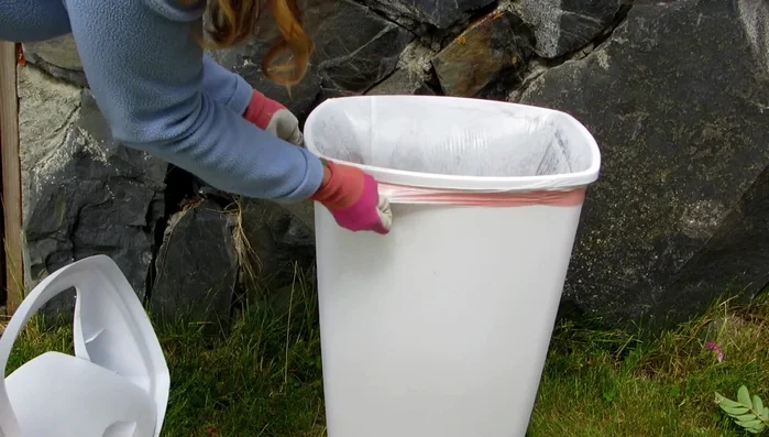 Fold the plastic bag over the charcoal and seal it tightly.