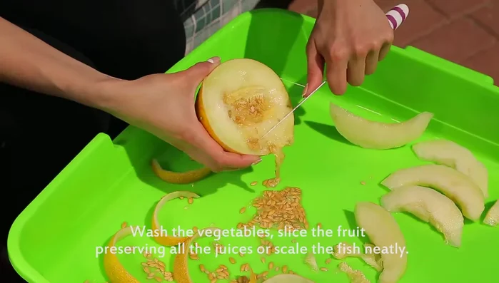 Use the special draining plan to preserve the juices of vegetables and fruits.