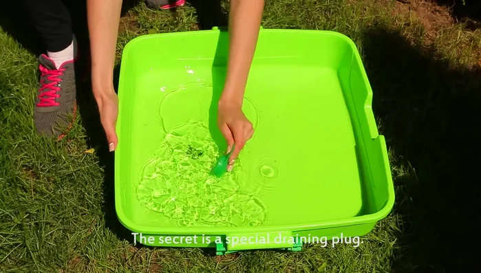 Use the blade as a convenient food tray to prepare meat or lay out food.