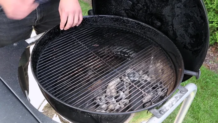 Remove ash from the kettle using the easy-clean system.