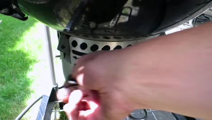 Remove ash from the kettle using the easy-clean system.