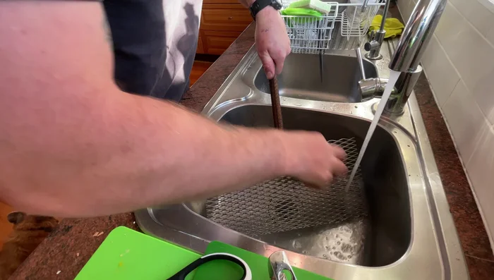 Prepare the mackerel: Wash and season generously with salt and olive oil.