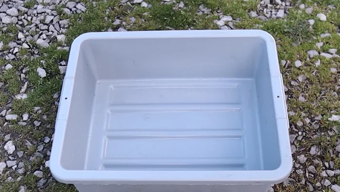 Place the porcelain coated cast iron grates in a bus tub or large container.