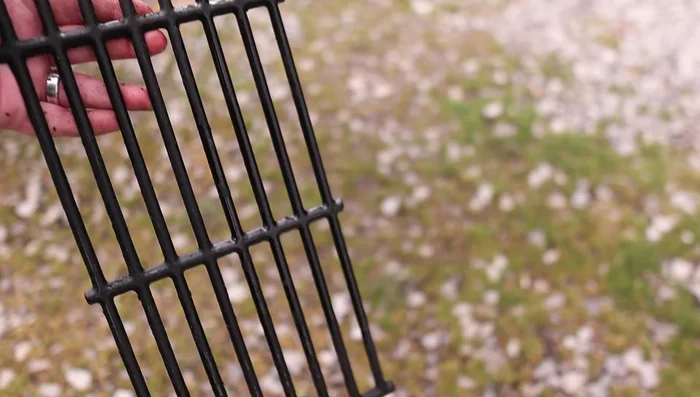 Wipe the grates dry with a towel.