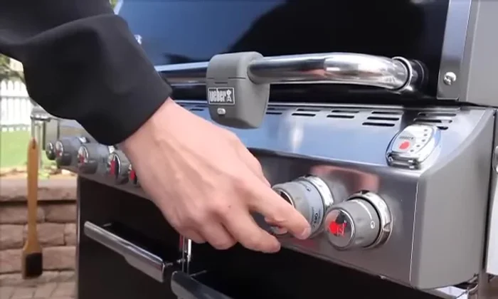 Adjust main burners during cooking as needed; for very low temperatures (<250°F), use only the dedicated smoker burner.