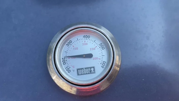 Weber grill integrated thermometer display