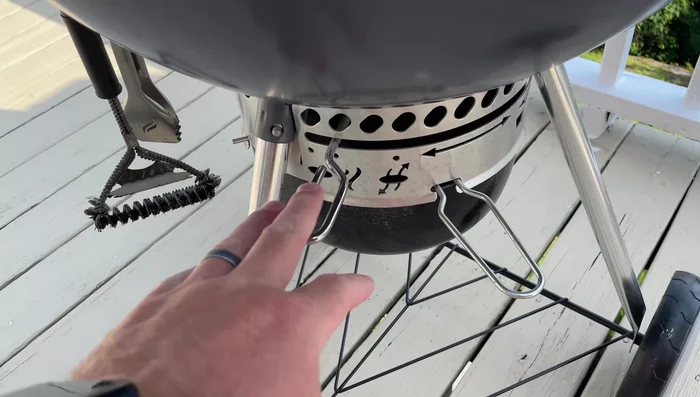 Weber Master Touch easy ash cleanup
