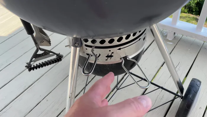 Weber Master Touch easy ash cleanup system