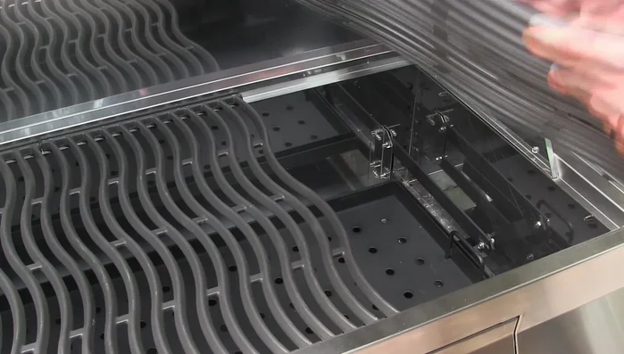 Reversible Napoleon grill grates with catch basins