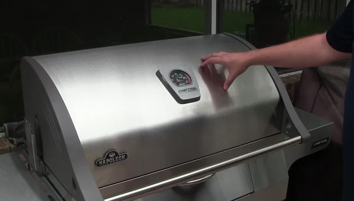 Napoleon PRO605CSS grill, stainless steel lid