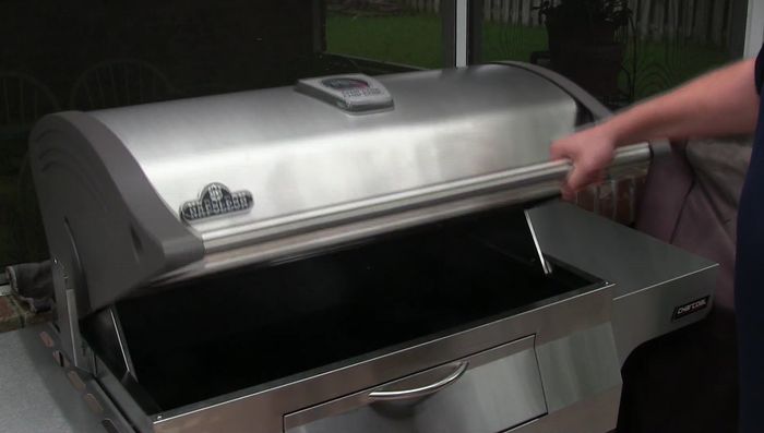 Napoleon PRO605CSS grill, open lid