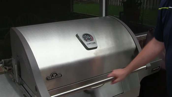 Adjustable charcoal tray with heat dividers