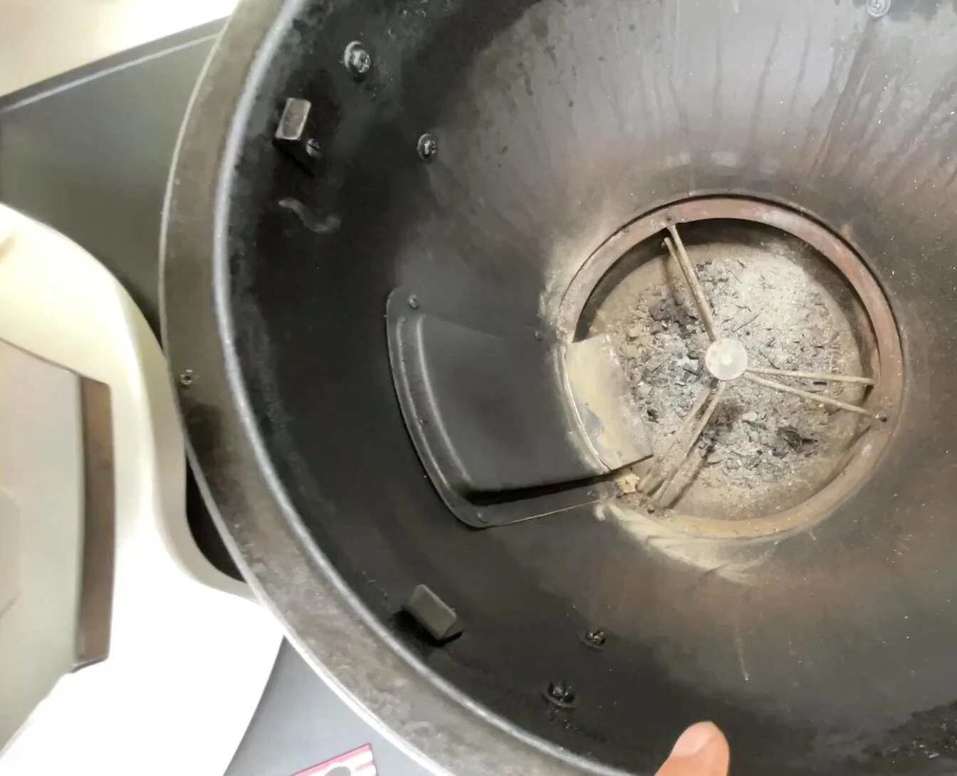 The ash pan.