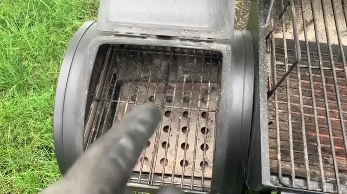 Grilling charcoal: smoking ribs