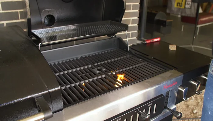 Memphis grill with adjustable dampers