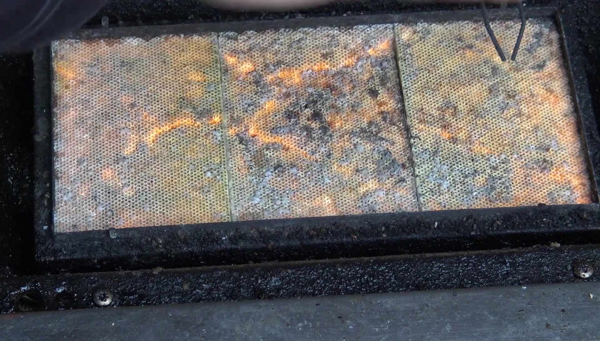 Dirty gas burner with yellow flames