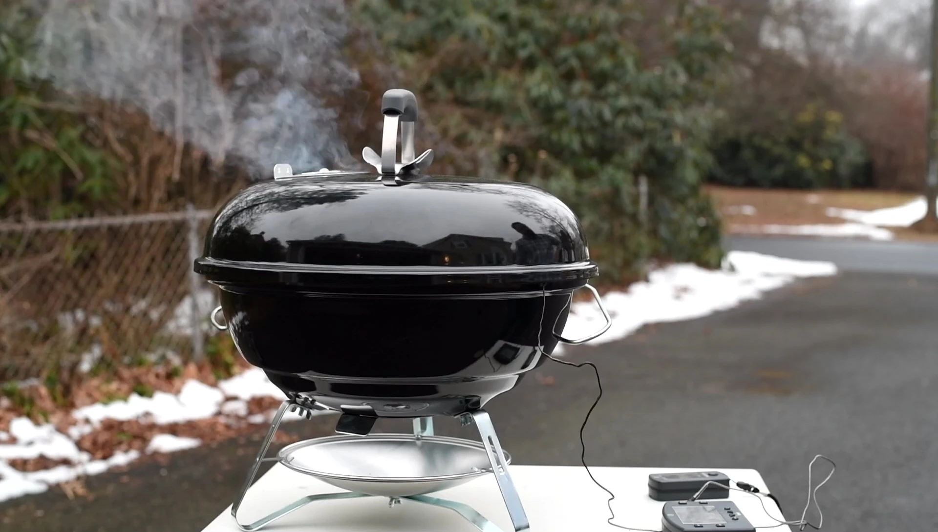 The Jumbo Joe with the Slow 'N Sear basket showing temperature and burn time.