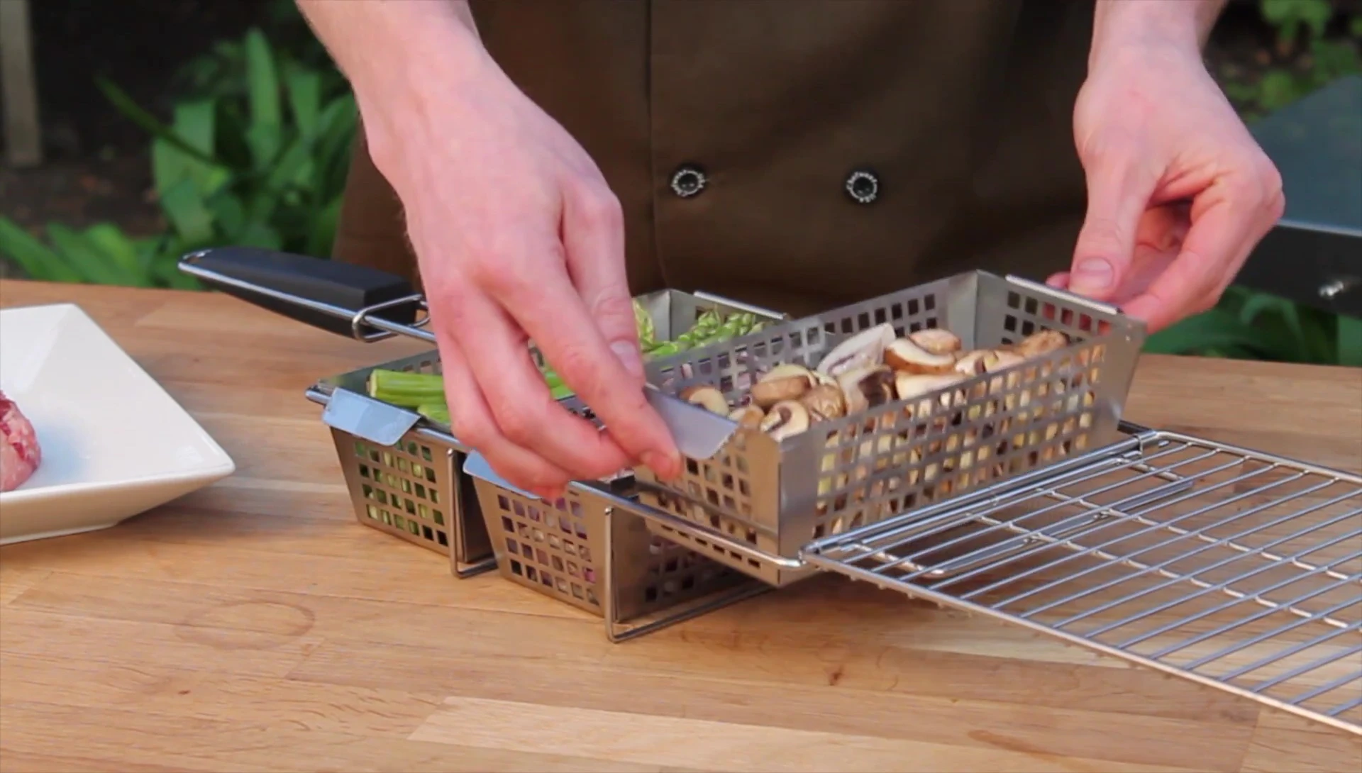 Three-compartment grilling basket with vegetables