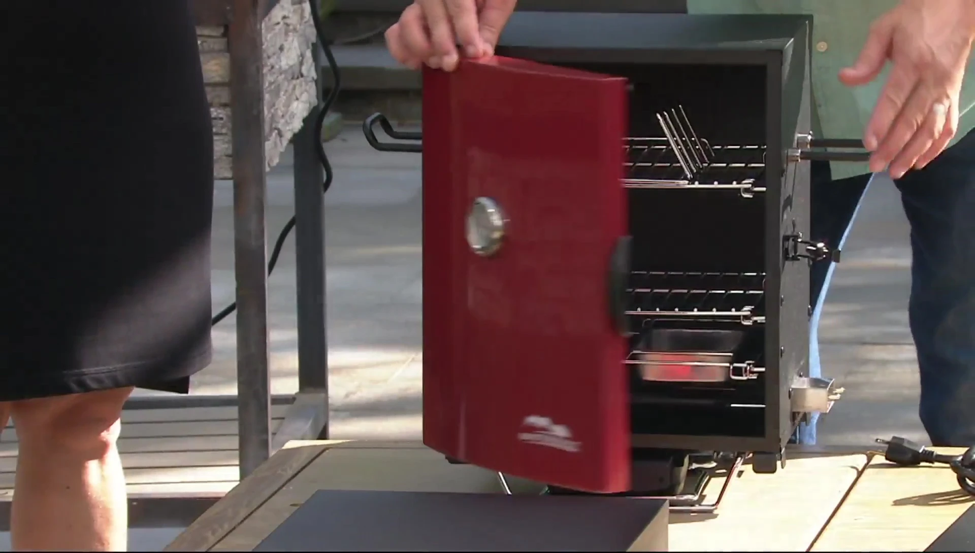 Masterbuilt smoker with simple controls