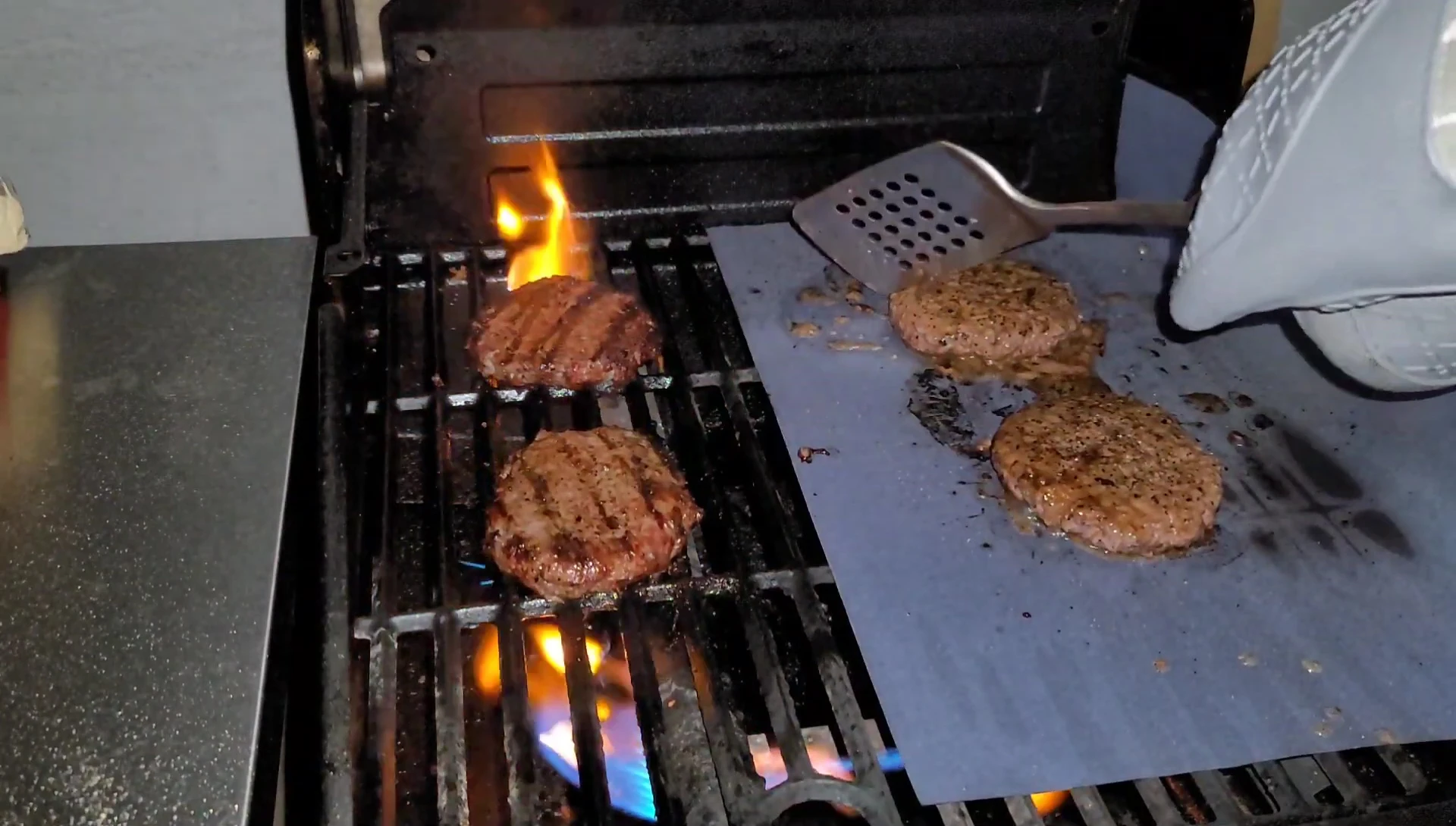 Grill comparison: burgers cooked directly and on mat.