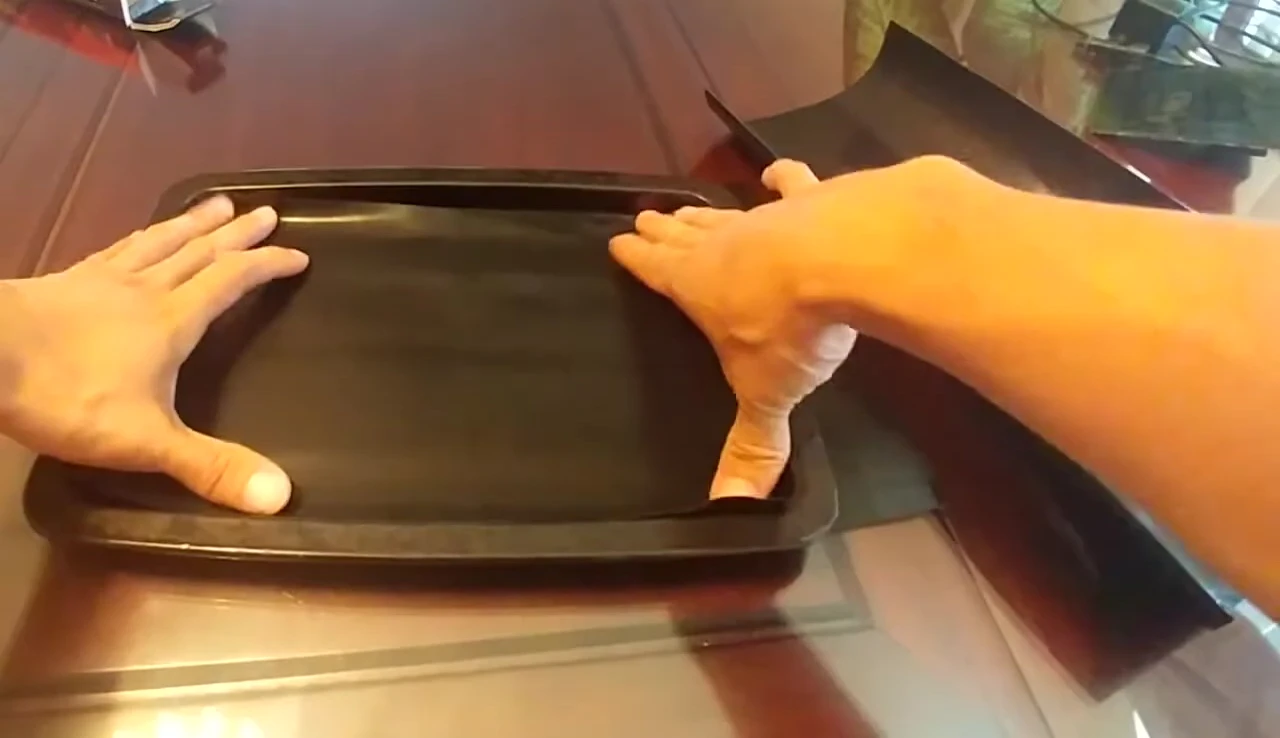 The mats preventing fat from dripping during grilling.