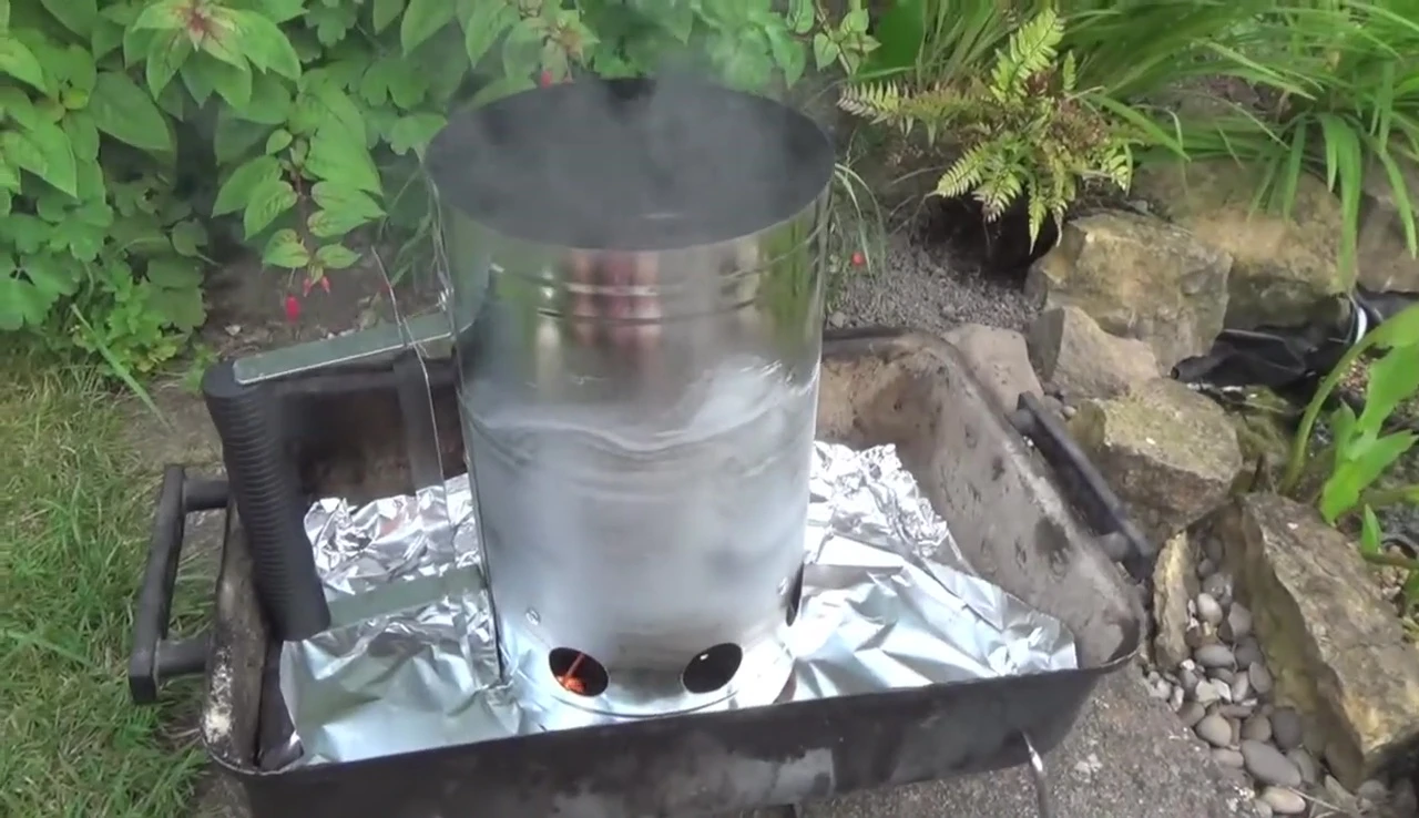 Windproof chimney charcoal starter