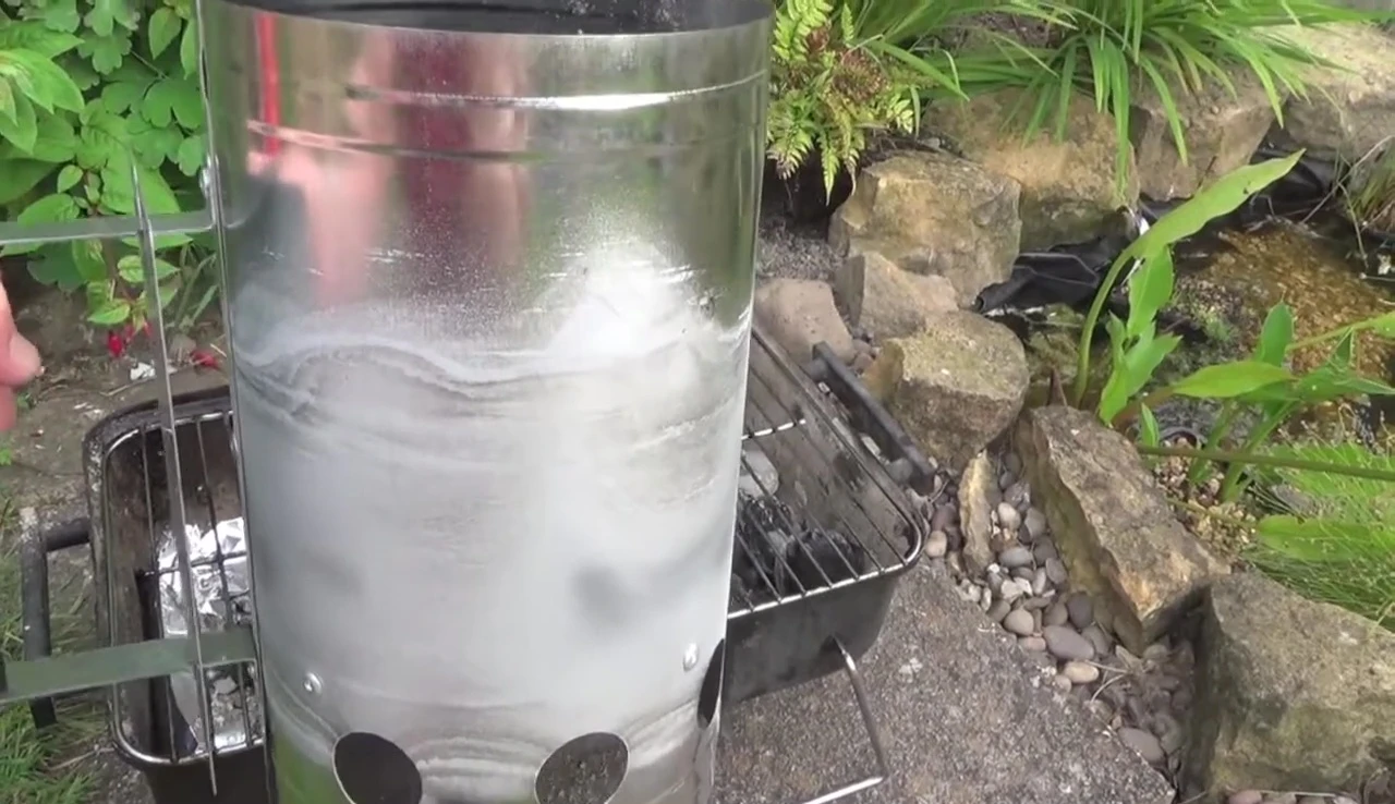 Portable chimney starter for grilling