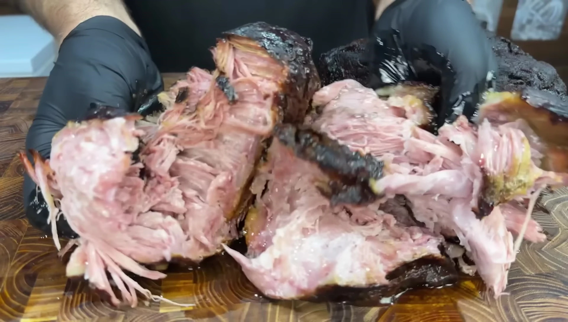Pulled pork, smoke ring, wood chips experiment