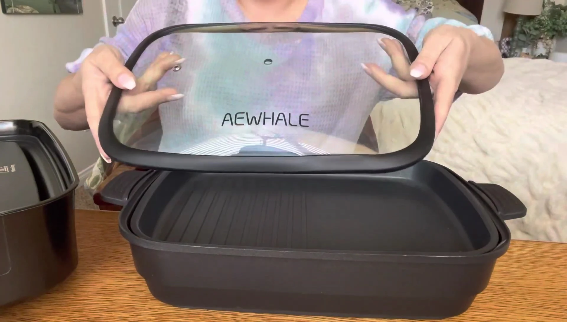 The reviewer attaching the lid to the griddle.