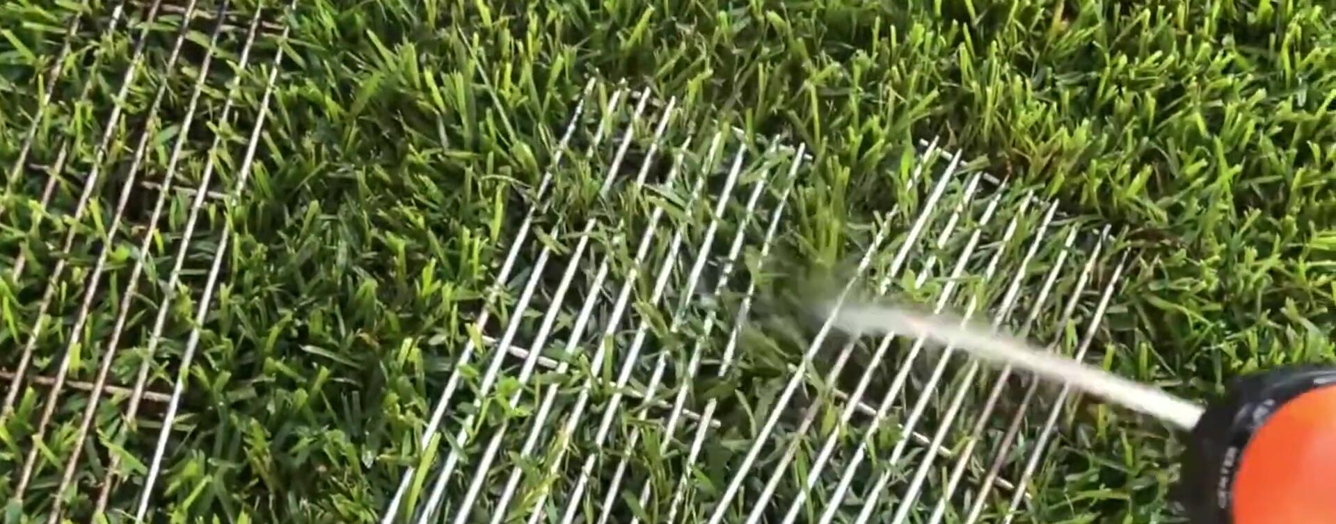 Cleaning dirty grill grates with spray