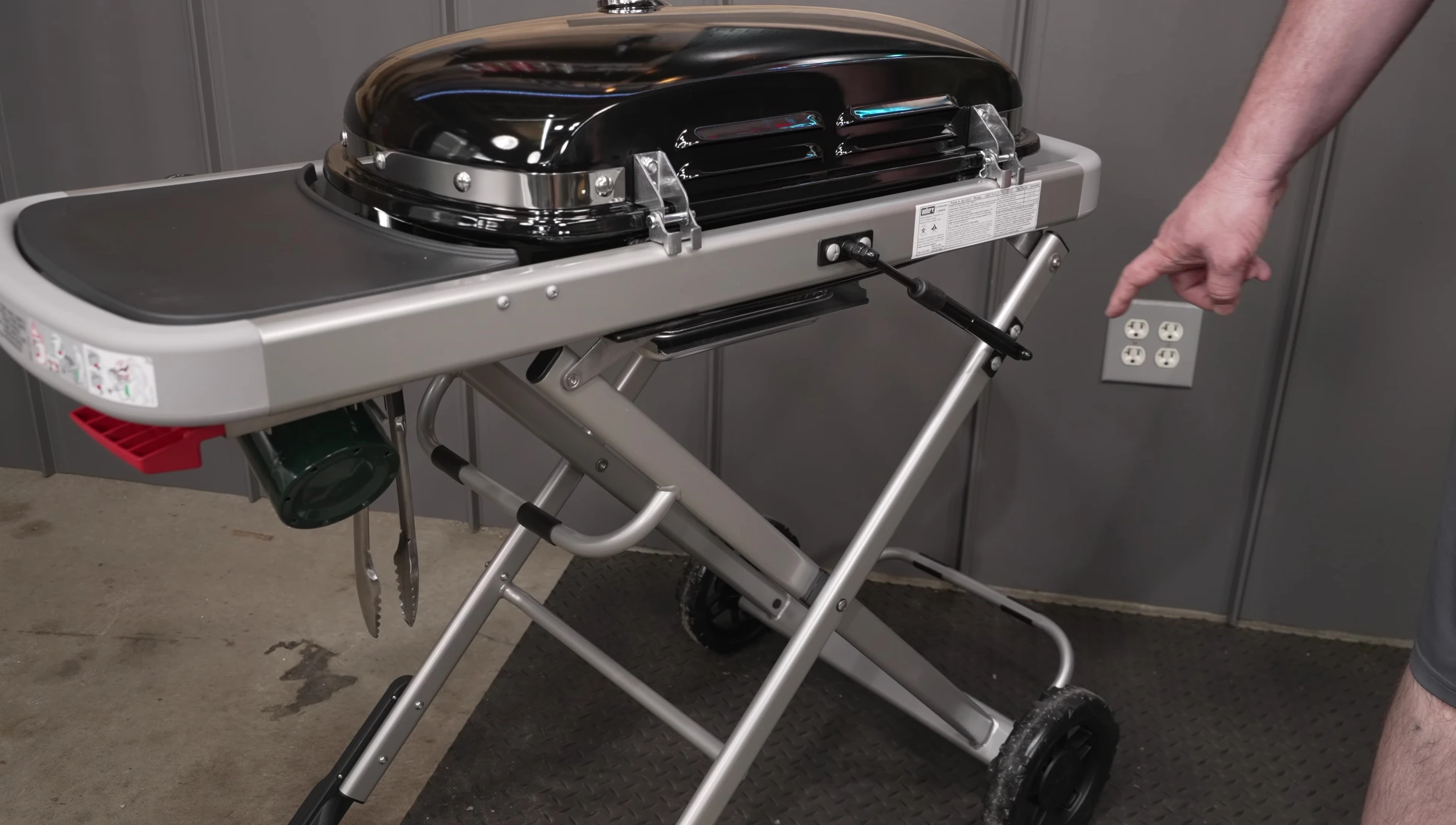 Demonstration of the gas strut on the lid