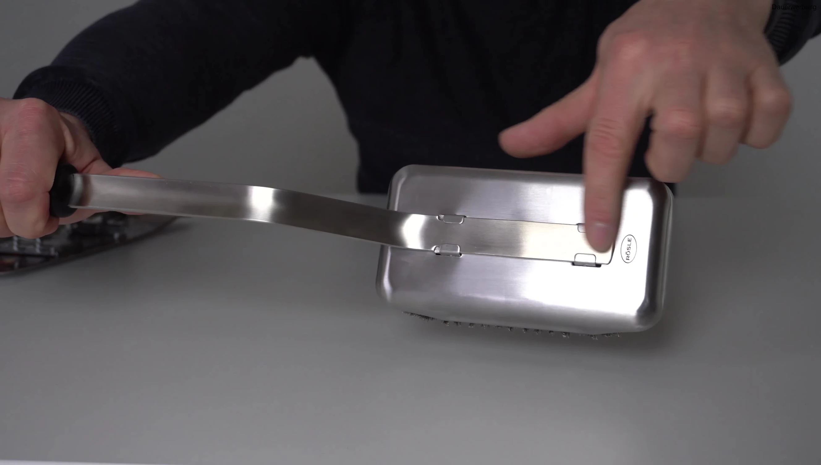 The detachable brush head mechanism