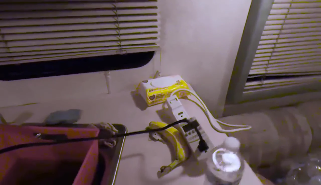 The grill connected to the kilowatt meter.