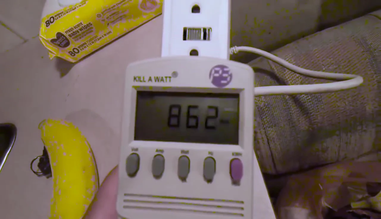 Kilowatt meter displaying the wattage draw.