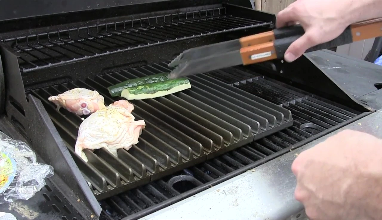 Cooking chicken on the ManGrate