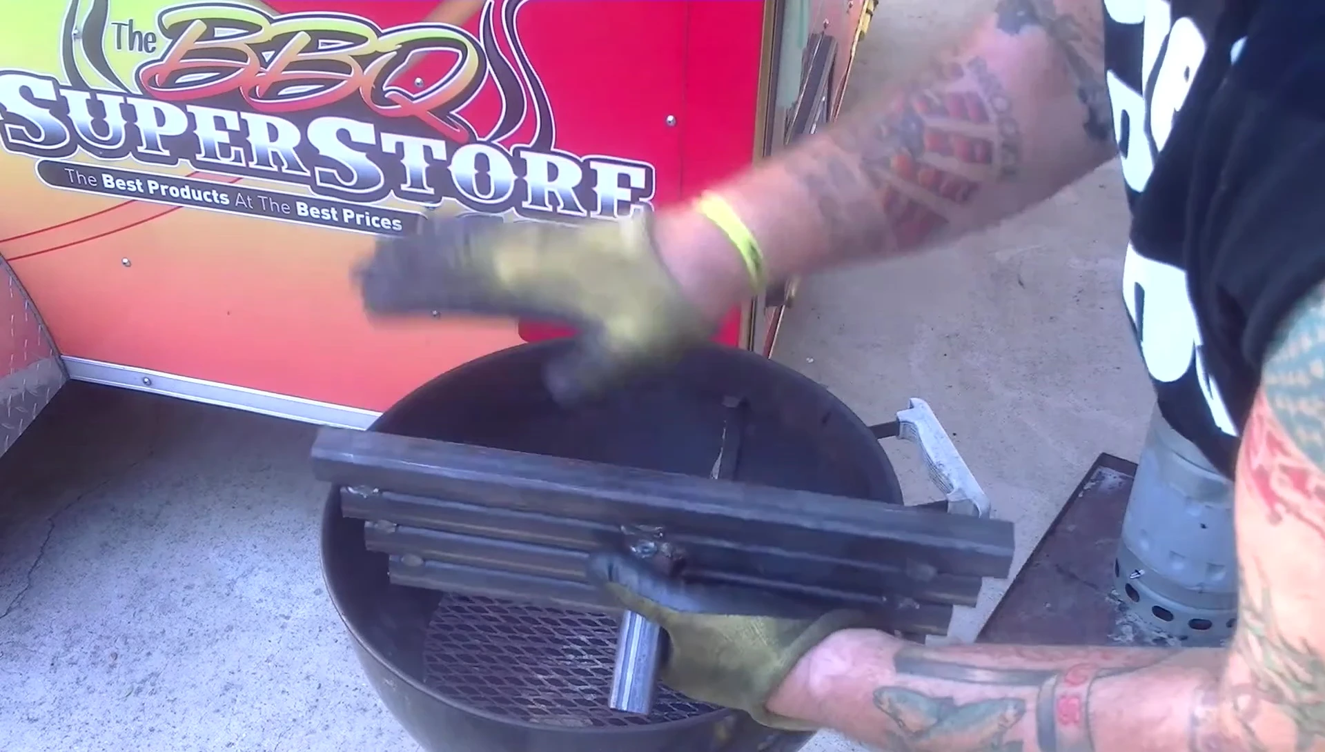 The separator bar positioned inside a kettle grill, showcasing its 4-inch height.