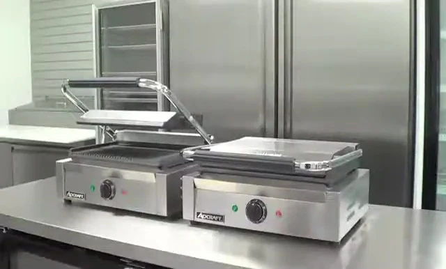 The grooved and flat cast iron plates are showcased.