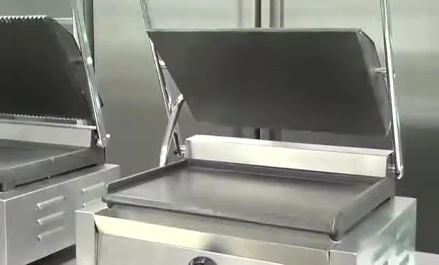 The compact size of the grill is highlighted.